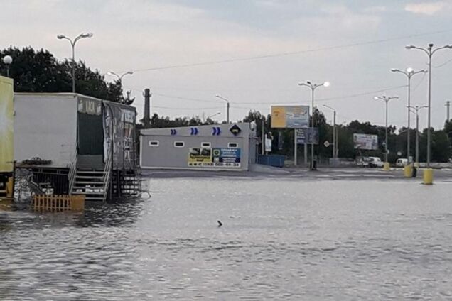 Затоплено дороги: Одесу накрила сильна злива