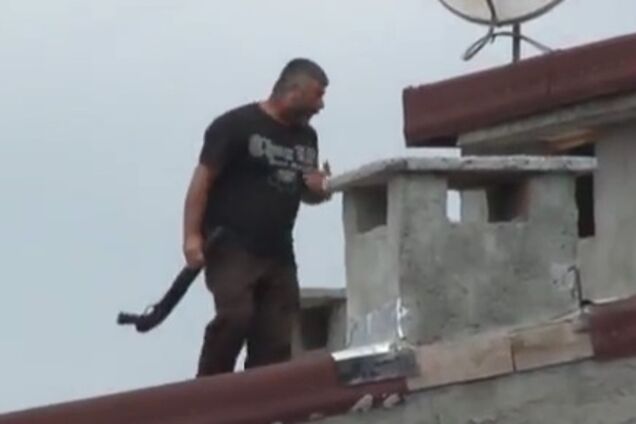 В Стамбуле мужчина с крыши дома из ружья открыл стрельбу по прохожим