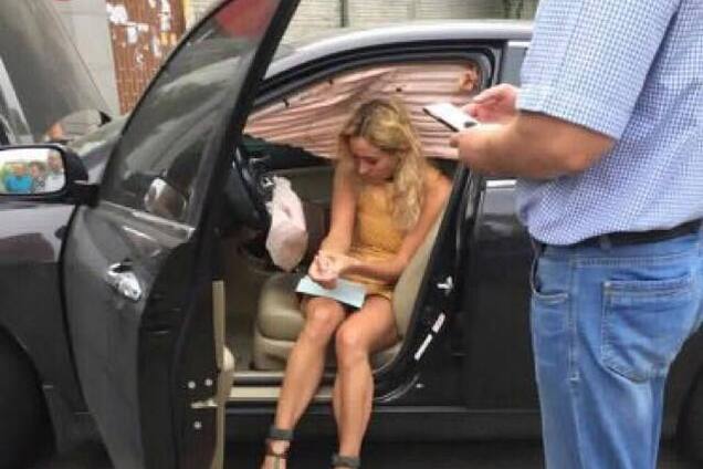 Классика жанра: в Киеве блондинка на авто влетела в здание бизнес-центра 