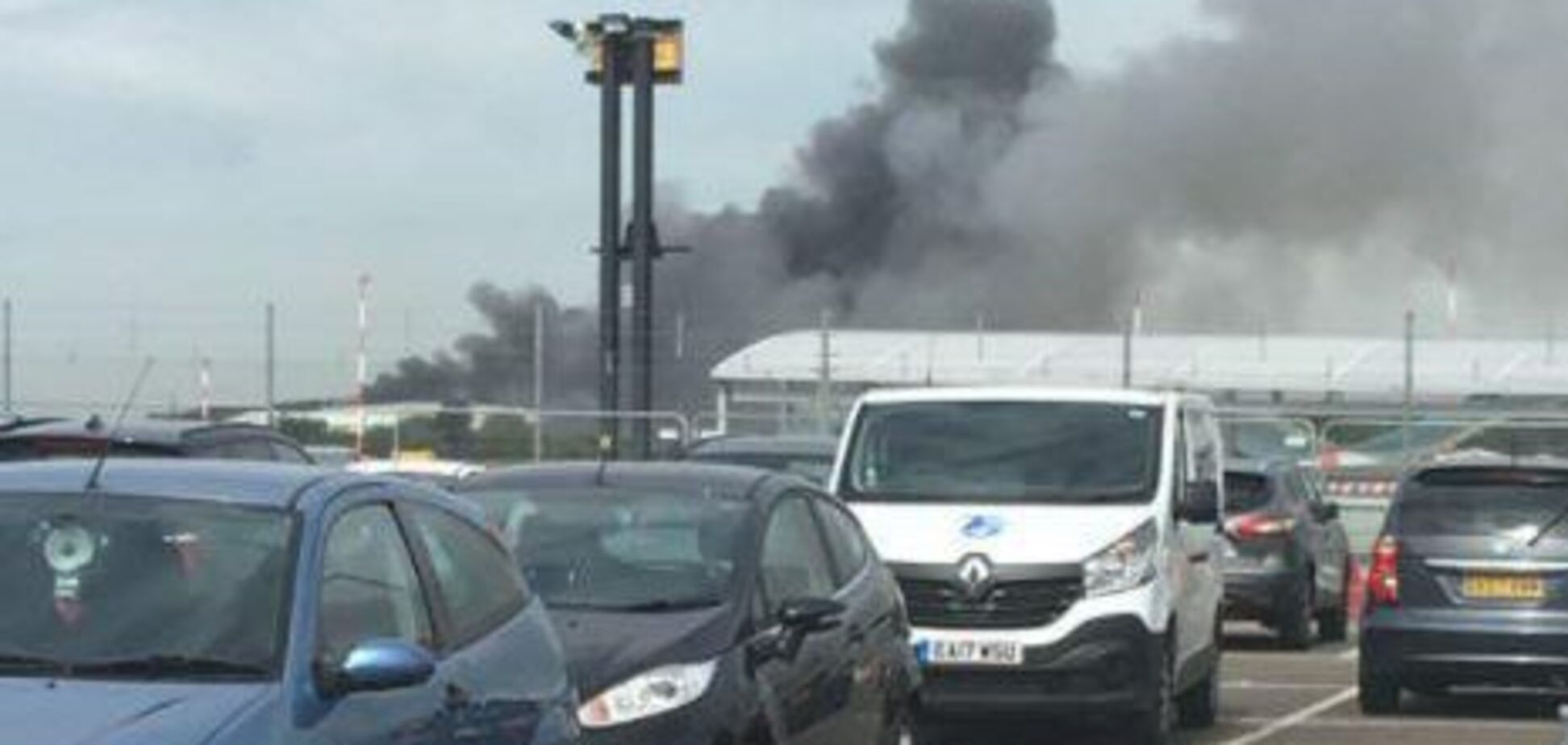 Дим стовпом: у Лондоні прогримів вибух поряд з аеропортом