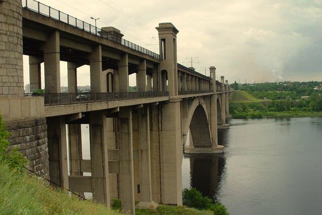 В Запорожье патрульные в последний момент спасли девушку от самоубийства