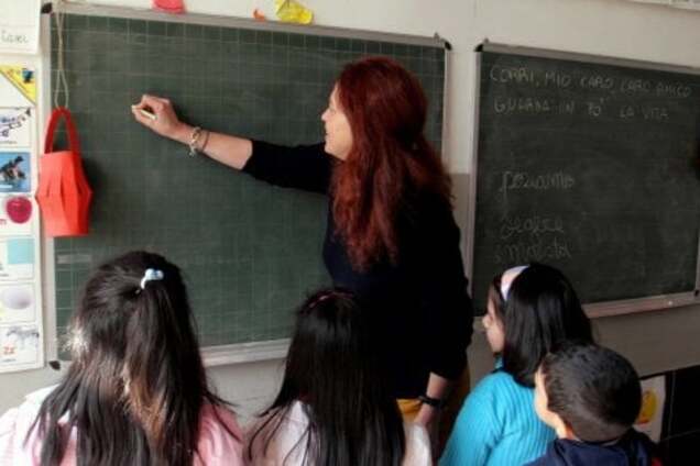 Хотят зарплаты 'как в ЕС': в Италии учителя выдвинули требования к власти