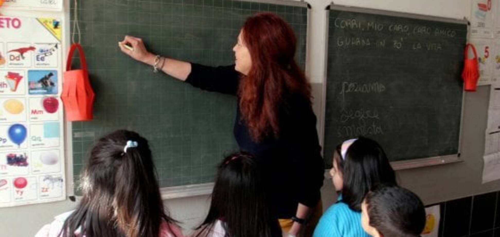 Хотят зарплаты 'как в ЕС': в Италии учителя выдвинули требования к власти