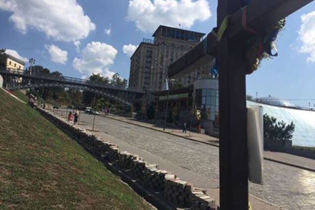 'Кровь не портит аппетит гурманам': в Киеве открыли кафе с видом на Аллею Героев Небесной Сотни