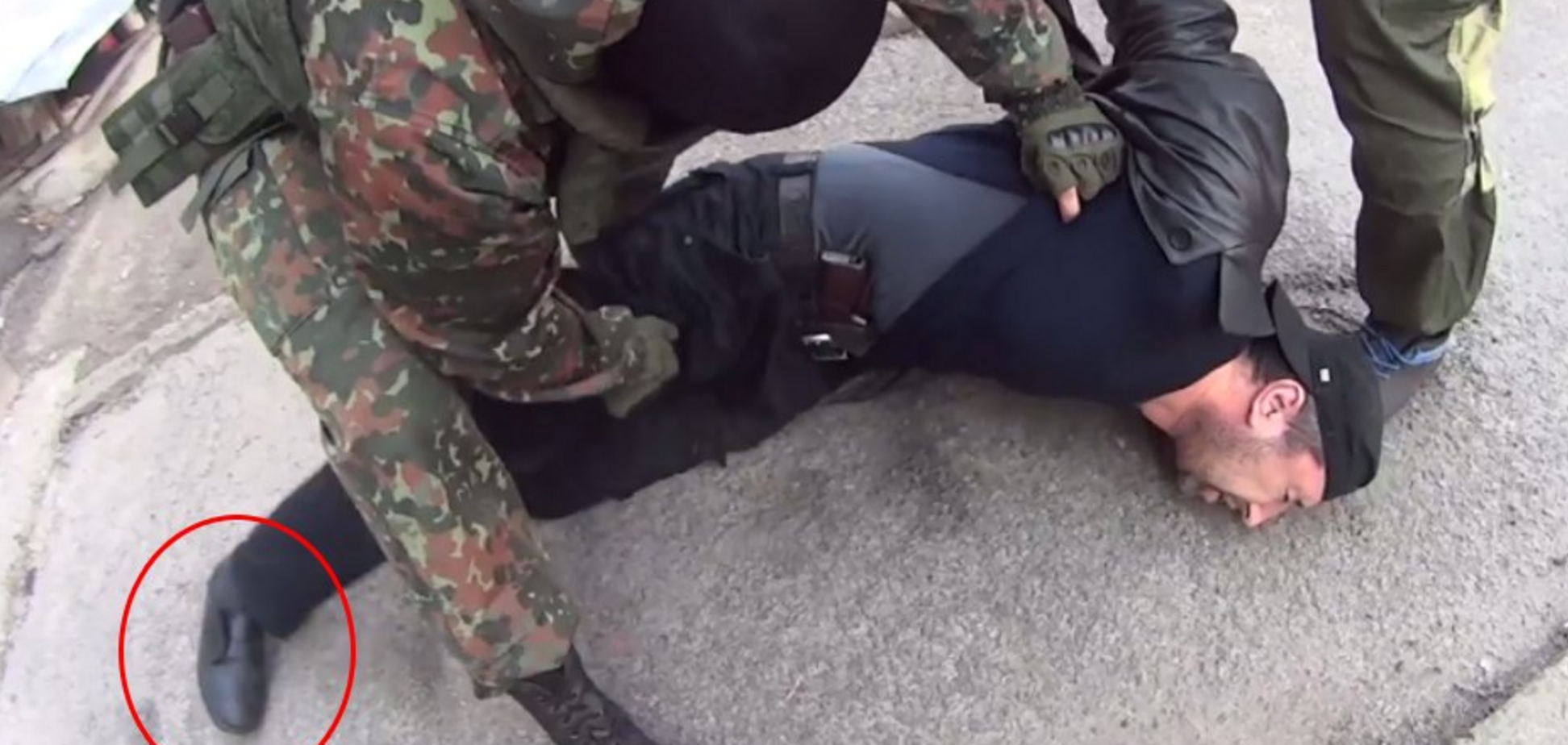 Спалились на шнурках: на відео затримання 'диверсанта' в 'ДНР' помітили курйозні ляпи