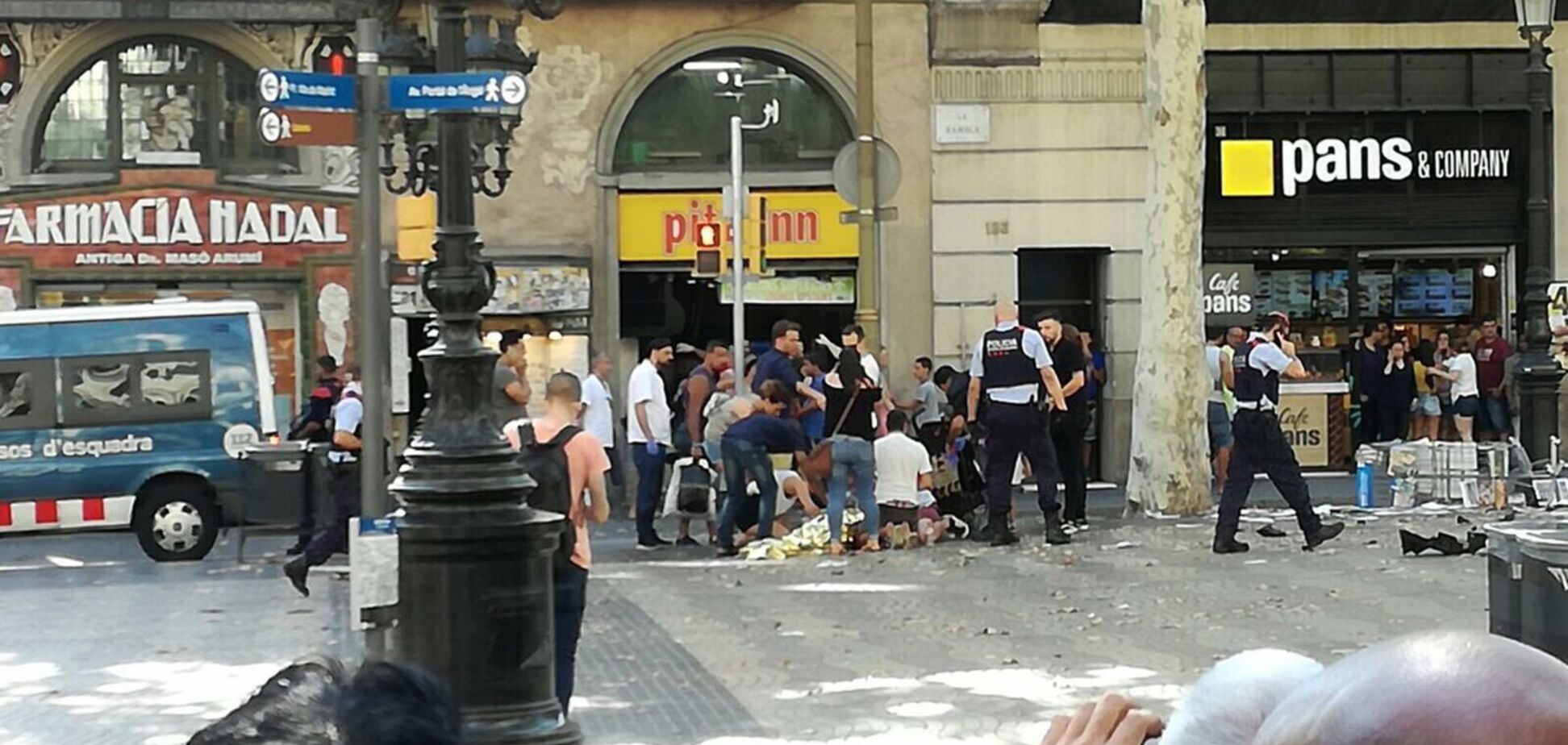 Появились первые фото с места теракта в Барселоне