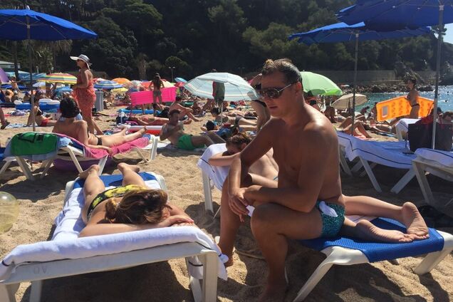 Ляшко с семьей заметили на пляже в Испании: появились фото отдыха