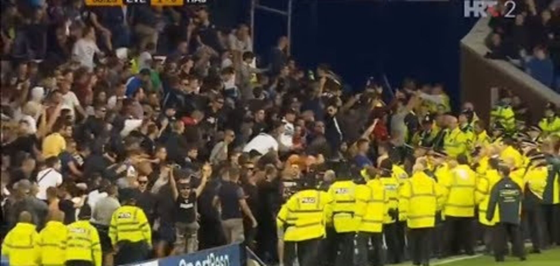 Фанаты устроили массовую драку во время матча Лиги Европы: опубликовано видео