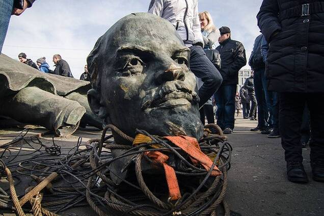 Памятников Путину в Украине больше нет