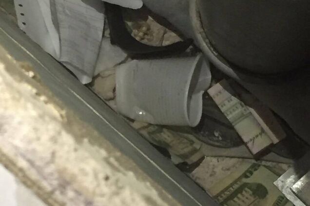 В аэропорту Харькова полицейские-взяточники засыпали канализацию долларами