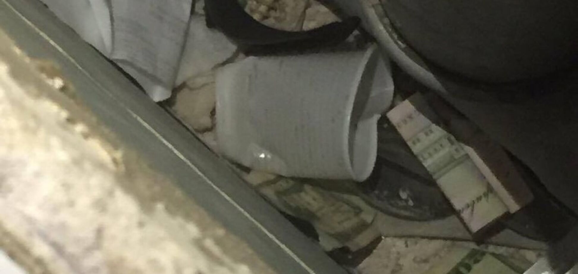 В аэропорту Харькова полицейские-взяточники засыпали канализацию долларами