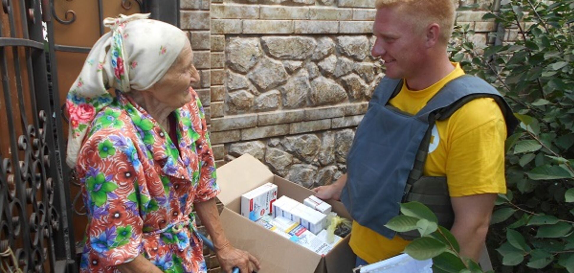 Найстарша жителька Пісок отримала допомогу від Гуманітарної штабу Ахметова