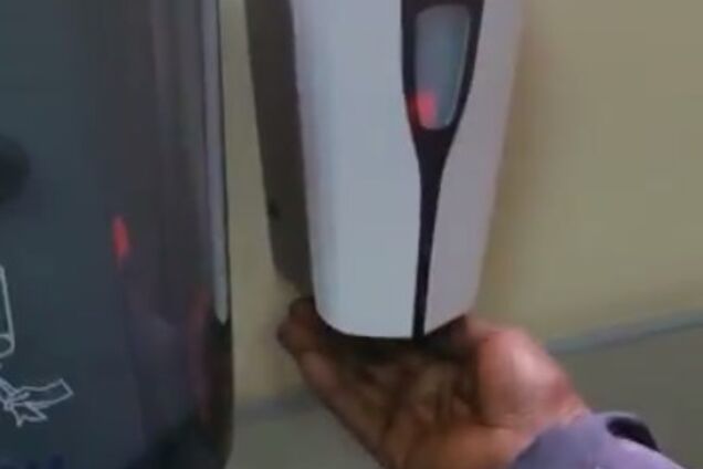 Технорасизм: мережу обурив дозатор мила, що 'ігнорує' нігерійця