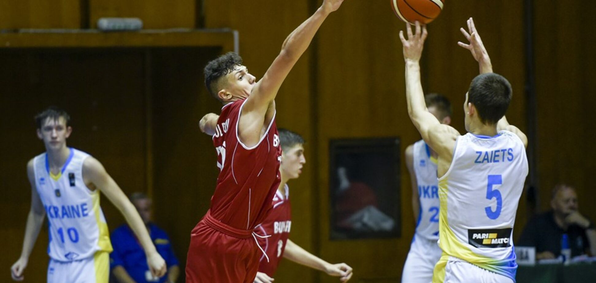 Украина в роскошном стиле выиграла матч плей-офф Евробаскета U-16