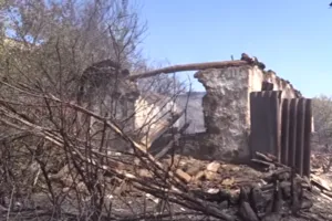 згорілий будинок