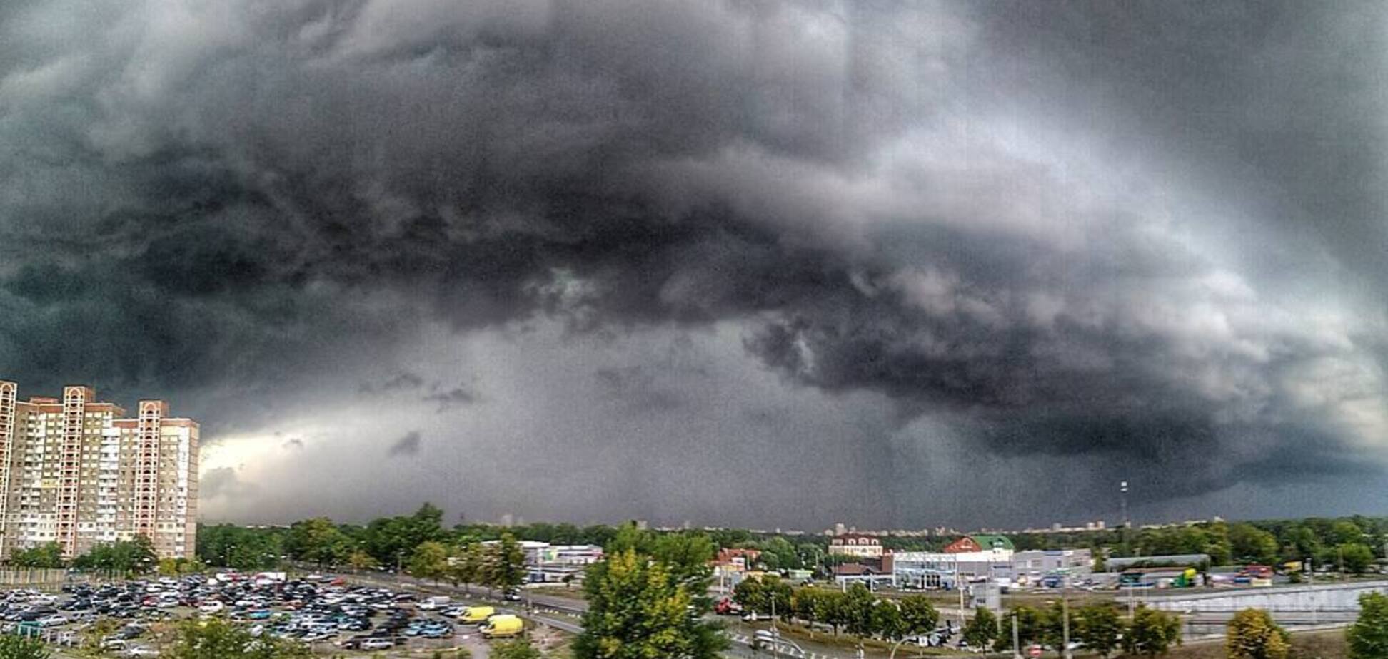 Зливи, грози, град і шквали: в Україні оголосили штормове попередження