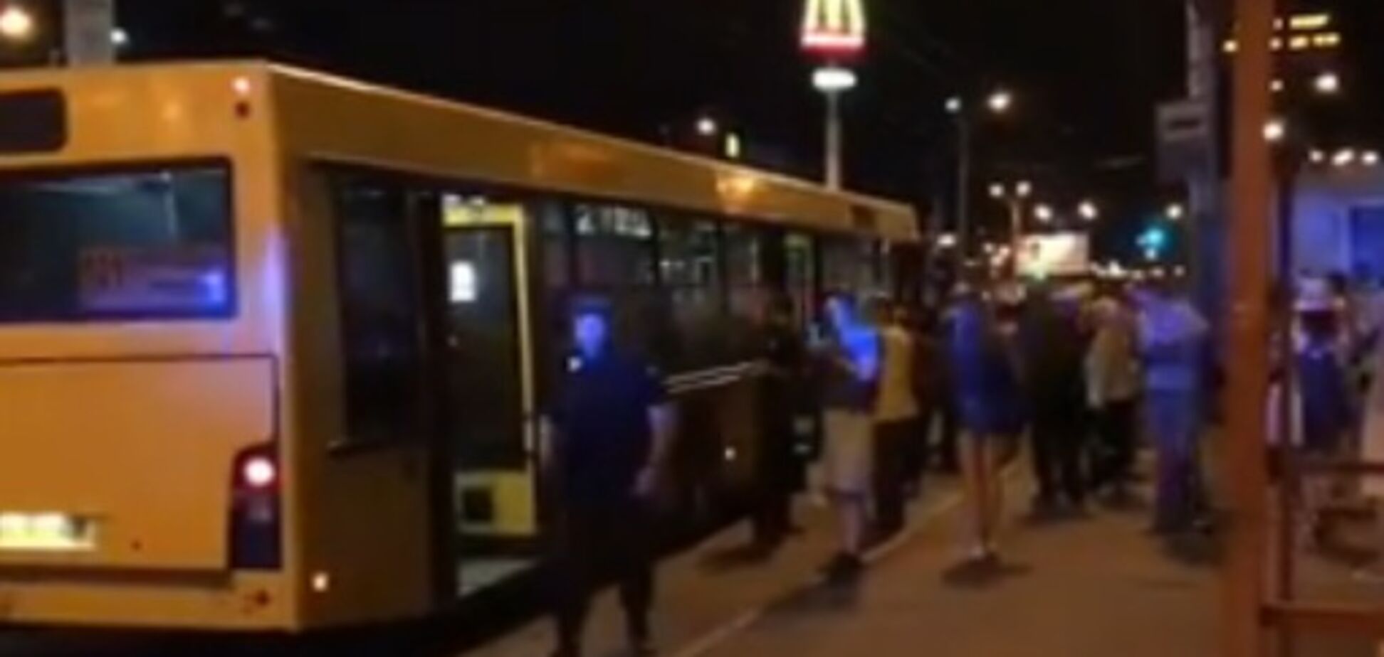 'Убивають чоловіка': у Києві сталася стрілянина в автобусі