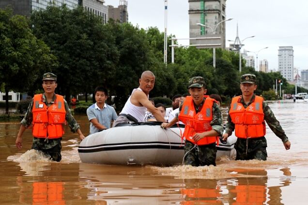 Наводнение в Китае убило 10 человек: опубликовано впечатляющее видео