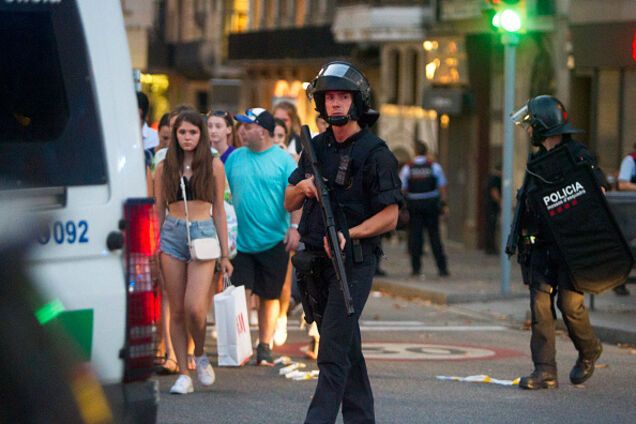 Теракт в Барселоне: полиция нашла у нападавших взрывчатку 'мать Сатаны'