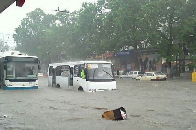 Потоп в Крыму: реки вышли из берегов, машины смывает потоками