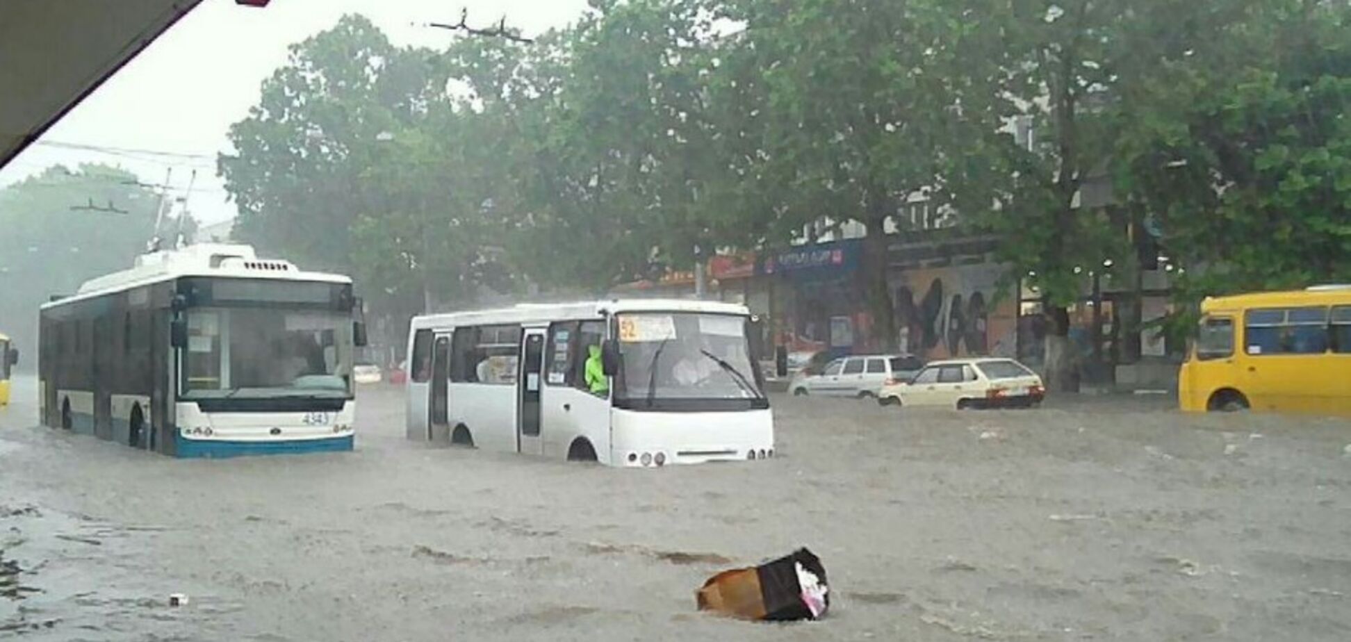 Потоп в Крыму: реки вышли из берегов, машины смывает потоками