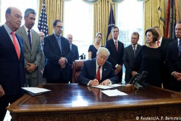 ЗМІ: Дональд Трамп підписав закон про розширення санкцій проти РФ