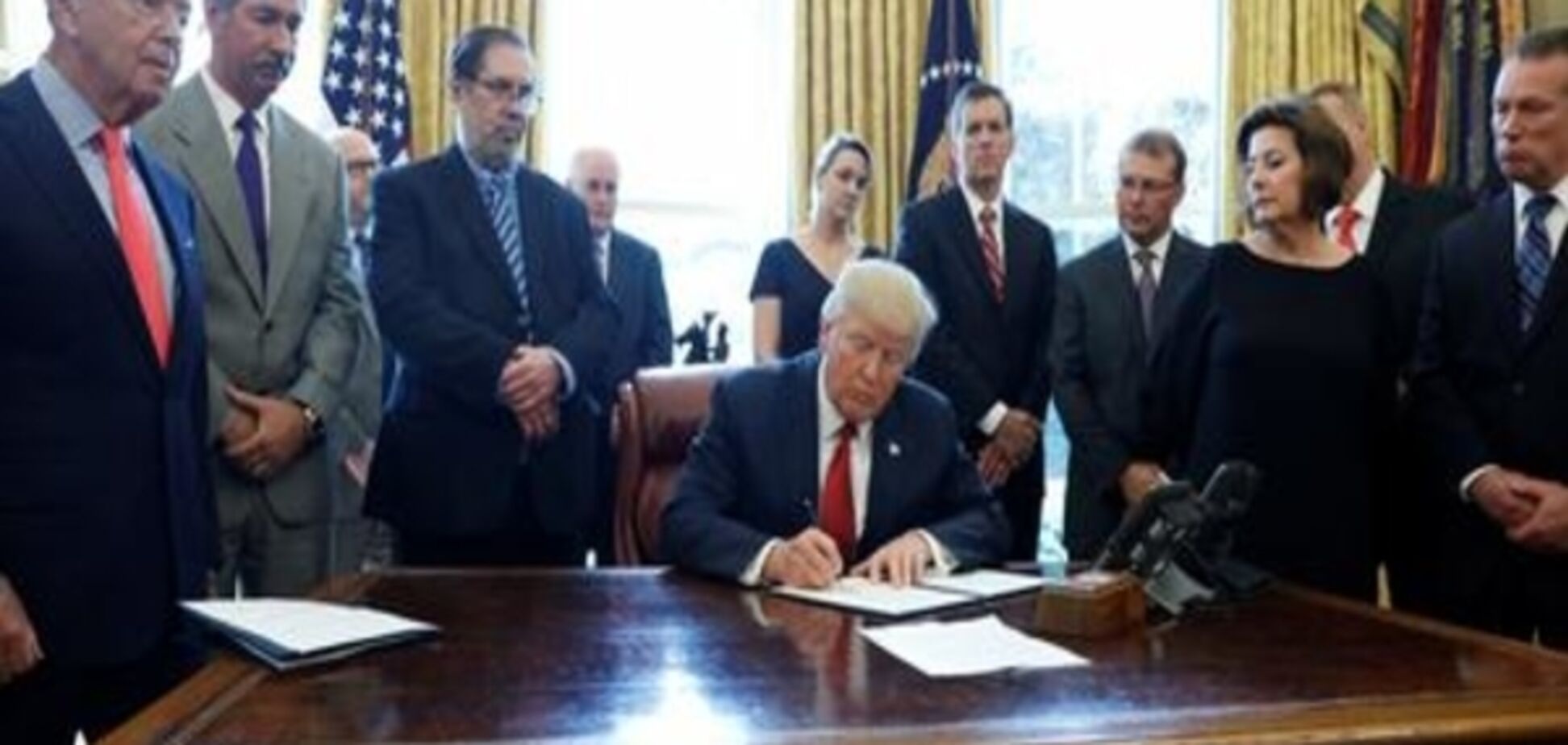 ЗМІ: Дональд Трамп підписав закон про розширення санкцій проти РФ