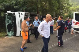 В Турции возле популярного курорта разбился автобус с туристами: появились фото и видео ЧП