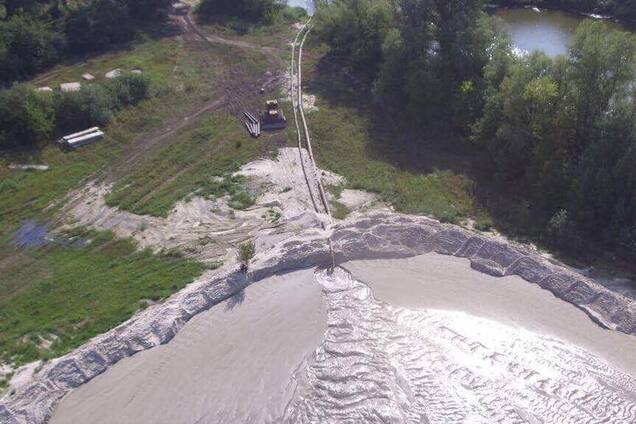 Под Киевом зафиксировали нелегальную добычу песка: опубликованы фото