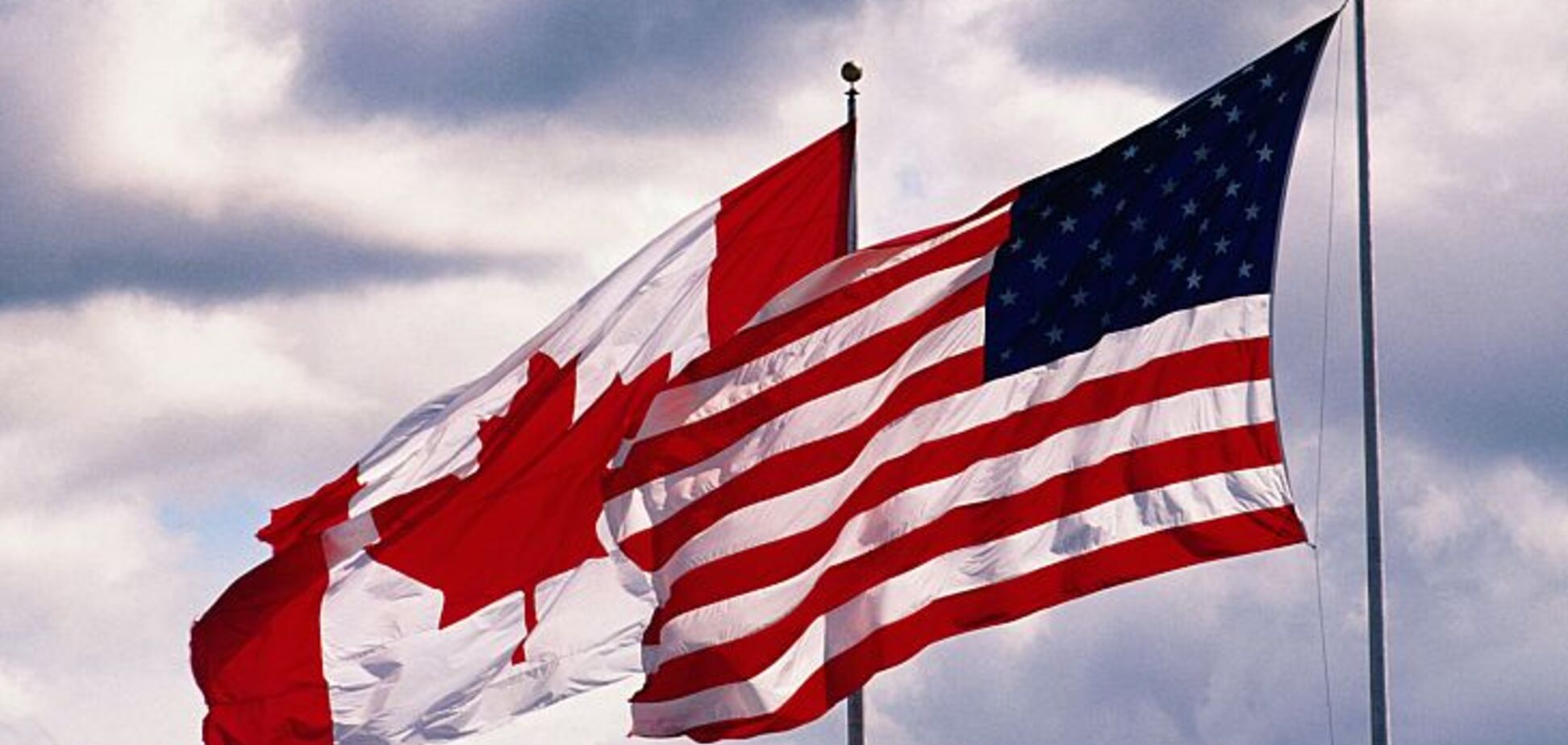 Прапори Канади і США