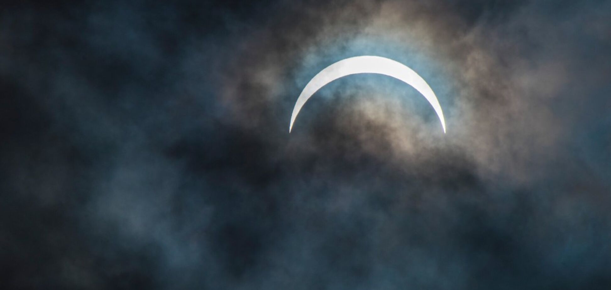 'Кільце з діамантом': мережа привело в захват місячне затемнення
