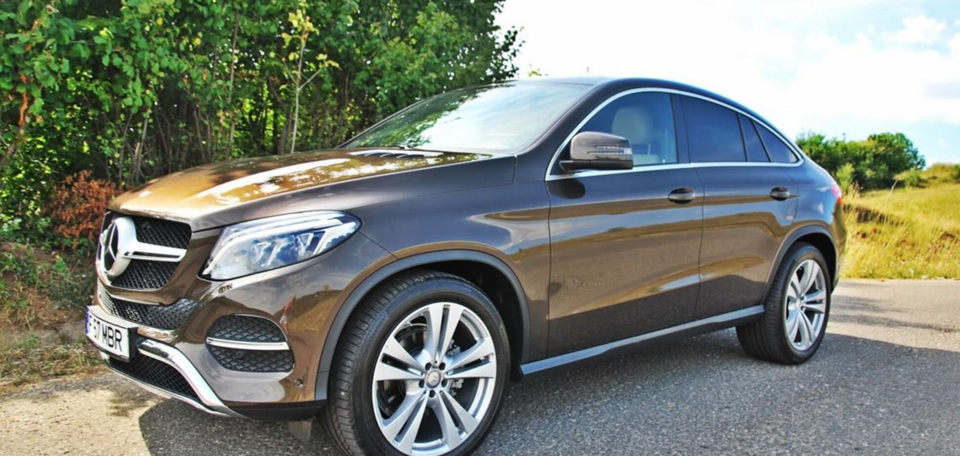 Витрачені мільйони: на Закарпатті чиновниці подарували шикарний позашляховик