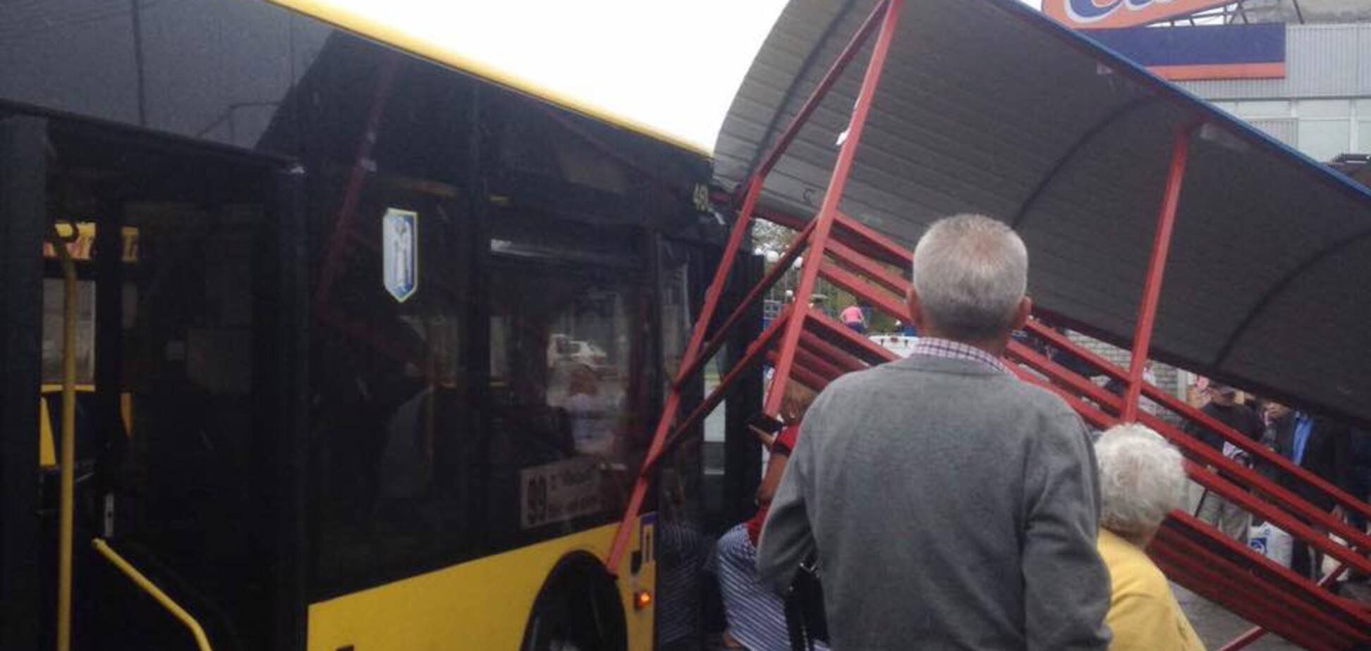 Людей розкидало по асфальту: в Києві автобус влетів в зупинку