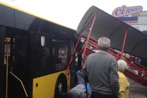 Людей разбросало по асфальту: в Киеве автобус влетел в остановку