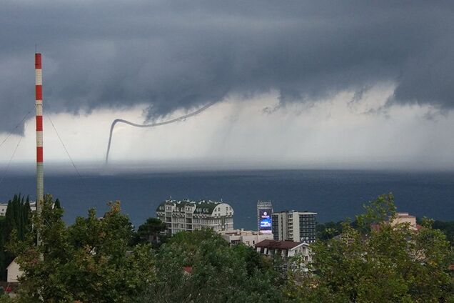 'Матерый глист': в России сняли на видео смерч странной формы