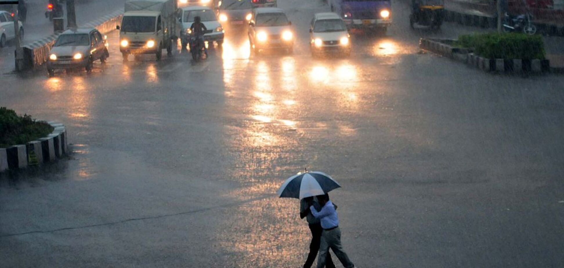 Зливи та грози: на Україну чекає різке погіршення погоди