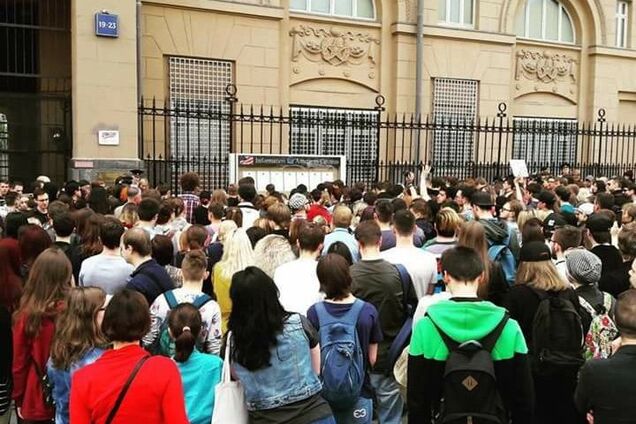 Киселев аплодирует: визовый 'апокалипсис' под посольством США в Москве оказался фейком росСМИ