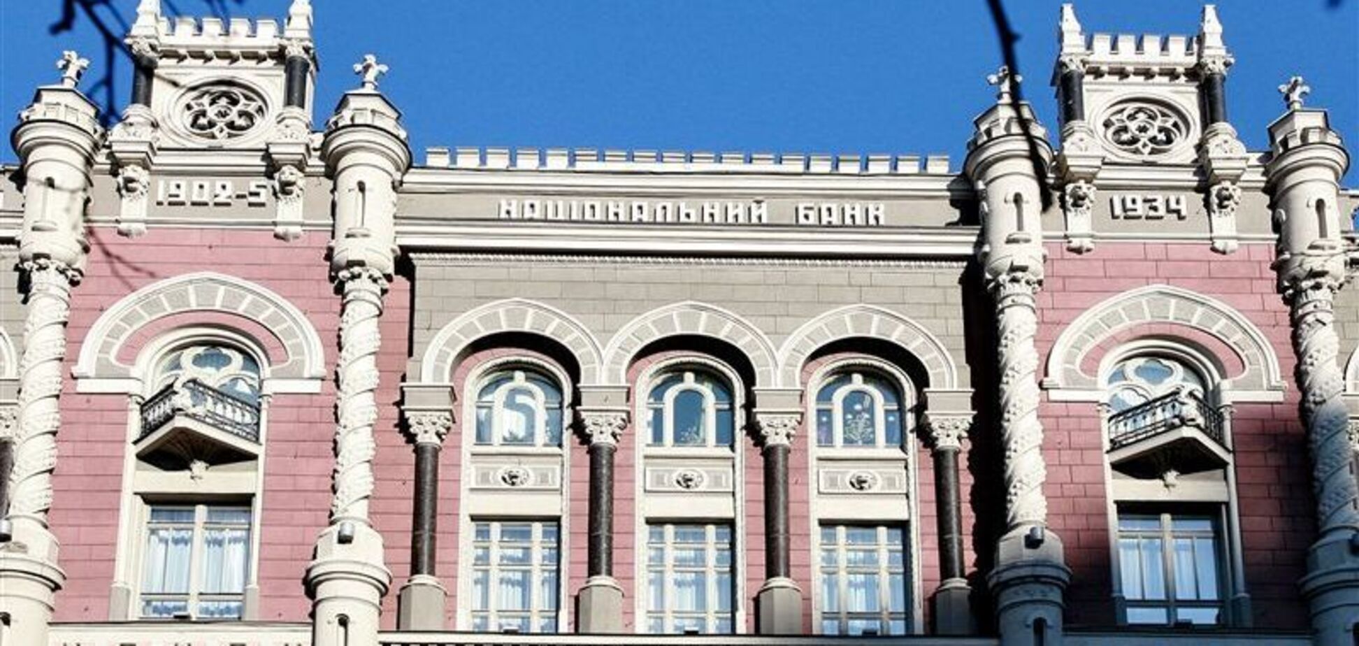 НБУ полностью снял ограничения на выдачу валюты