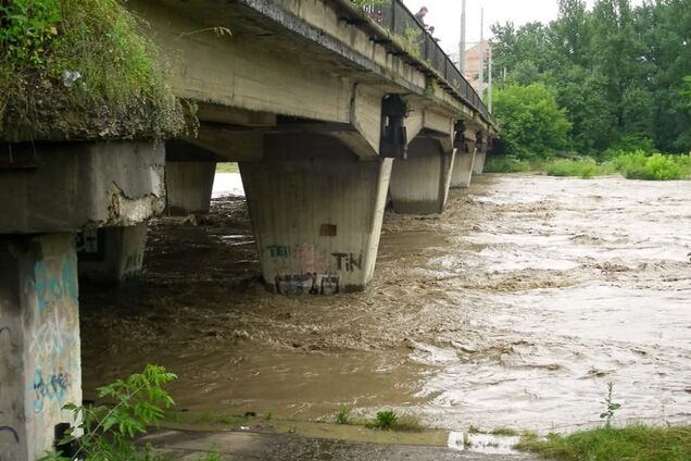 В Івано-Франківську під мостом знайшли бомбу: опубліковані фото