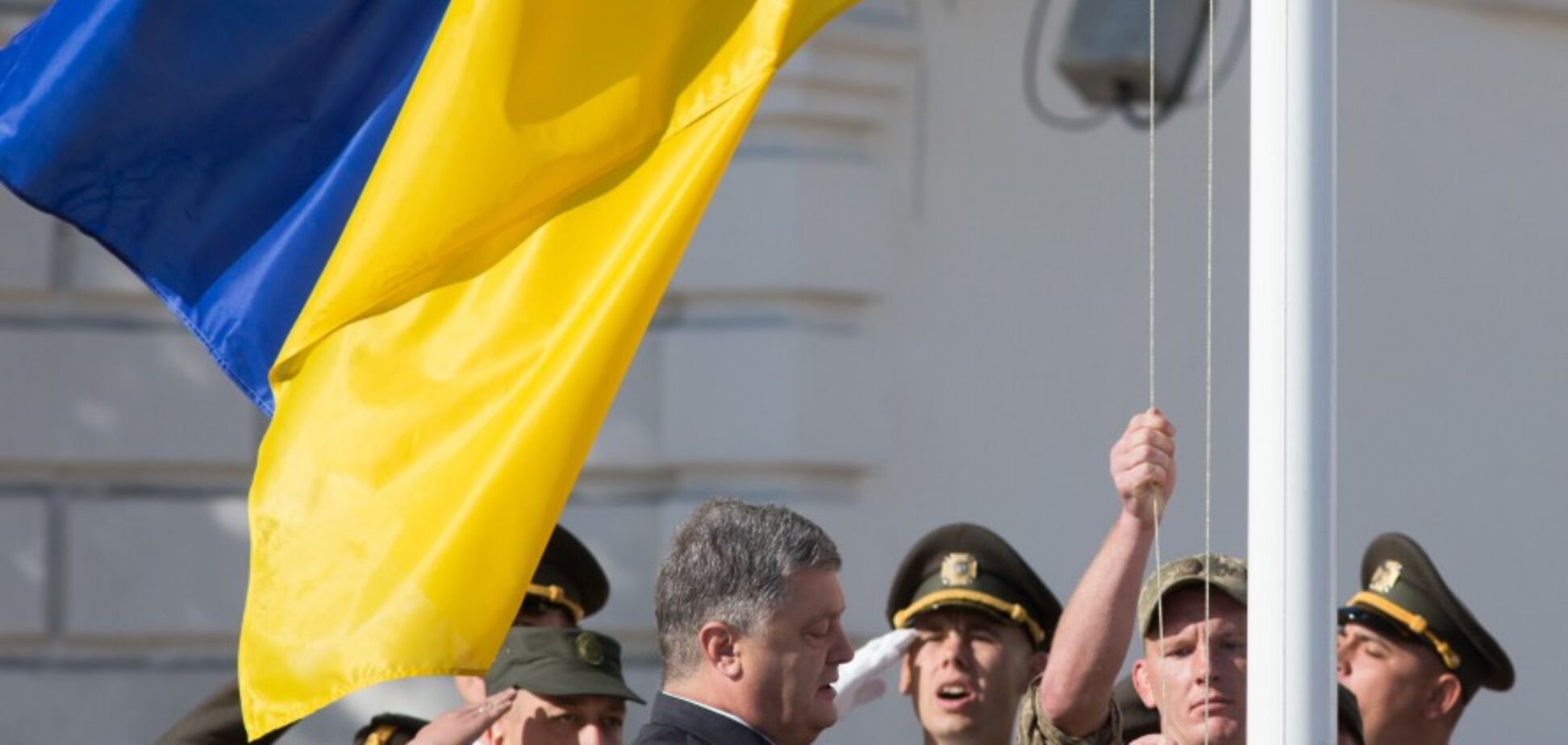 'Піднімемо над Донбасом і Кримом': Порошенко привітав Україну з Днем Державного Прапора