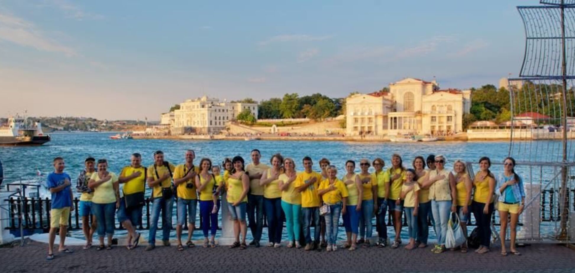 В Крыму Украину поздравили с Днем Флага ярким флэшмобом: появилось фото