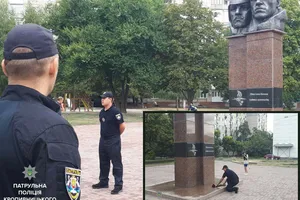 Покладання квітів до пам'ятника чекістам