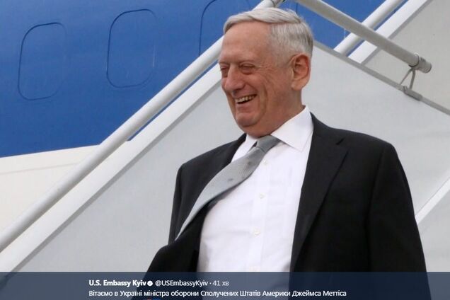 'Ще й посміхається': опубліковані перші фото глави Пентагону в Києві