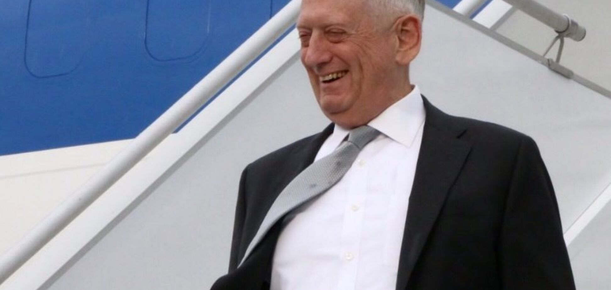 'Еще и улыбается': опубликованы первые фото главы Пентагона в Киеве