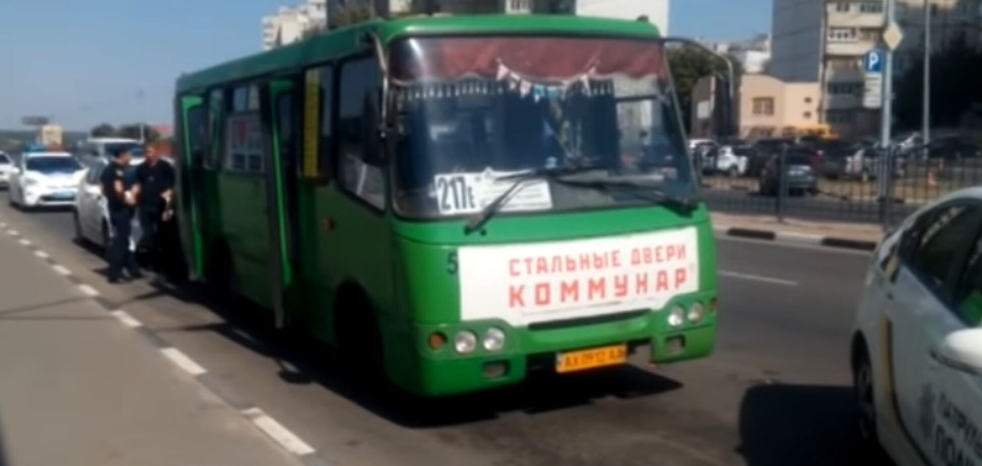 Сел и поехал: в Харькове пьяный мужчина угнал маршрутку и катал пассажиров