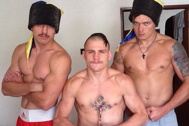 Відомі українські боксери у вишиванках привітали з Днем Незалежності: яскраве фото