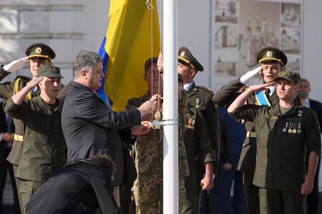 'Хай божеволіють, конають': Порошенко выступил с мощным посланием в День Независимости