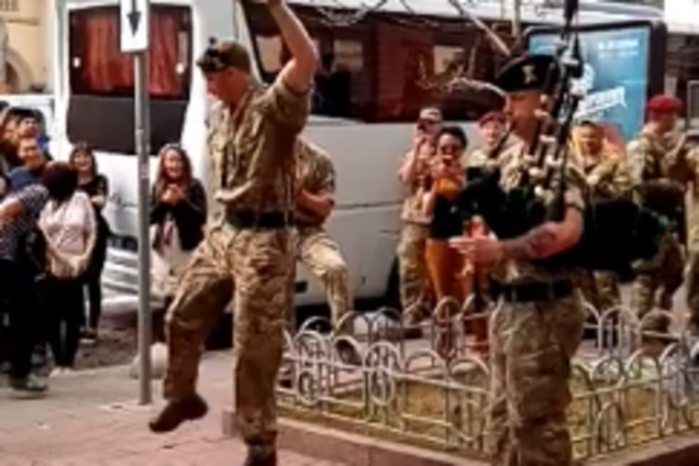 Путіну присвячується: українці прийшли в захват від танцю солдата НАТО в центрі Києва
