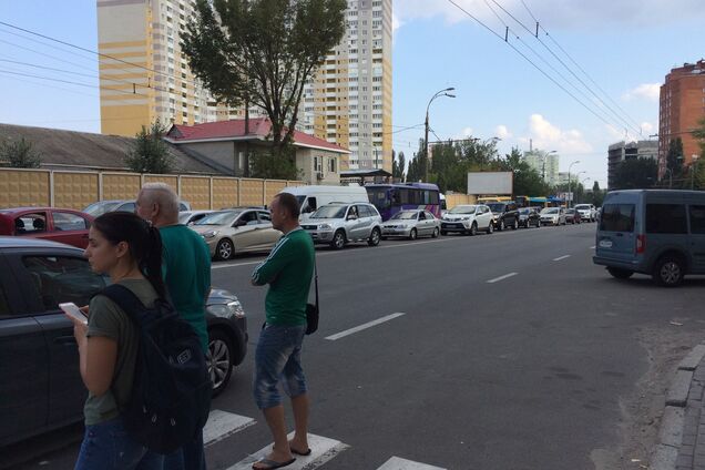 'Раптом війна - звикайте!' У Києві мешканці знеструмлених будинків перекрили дорогу