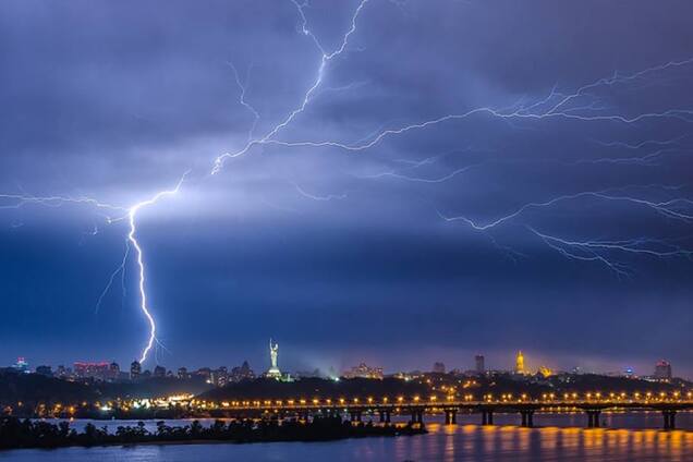 Молния над Киевом